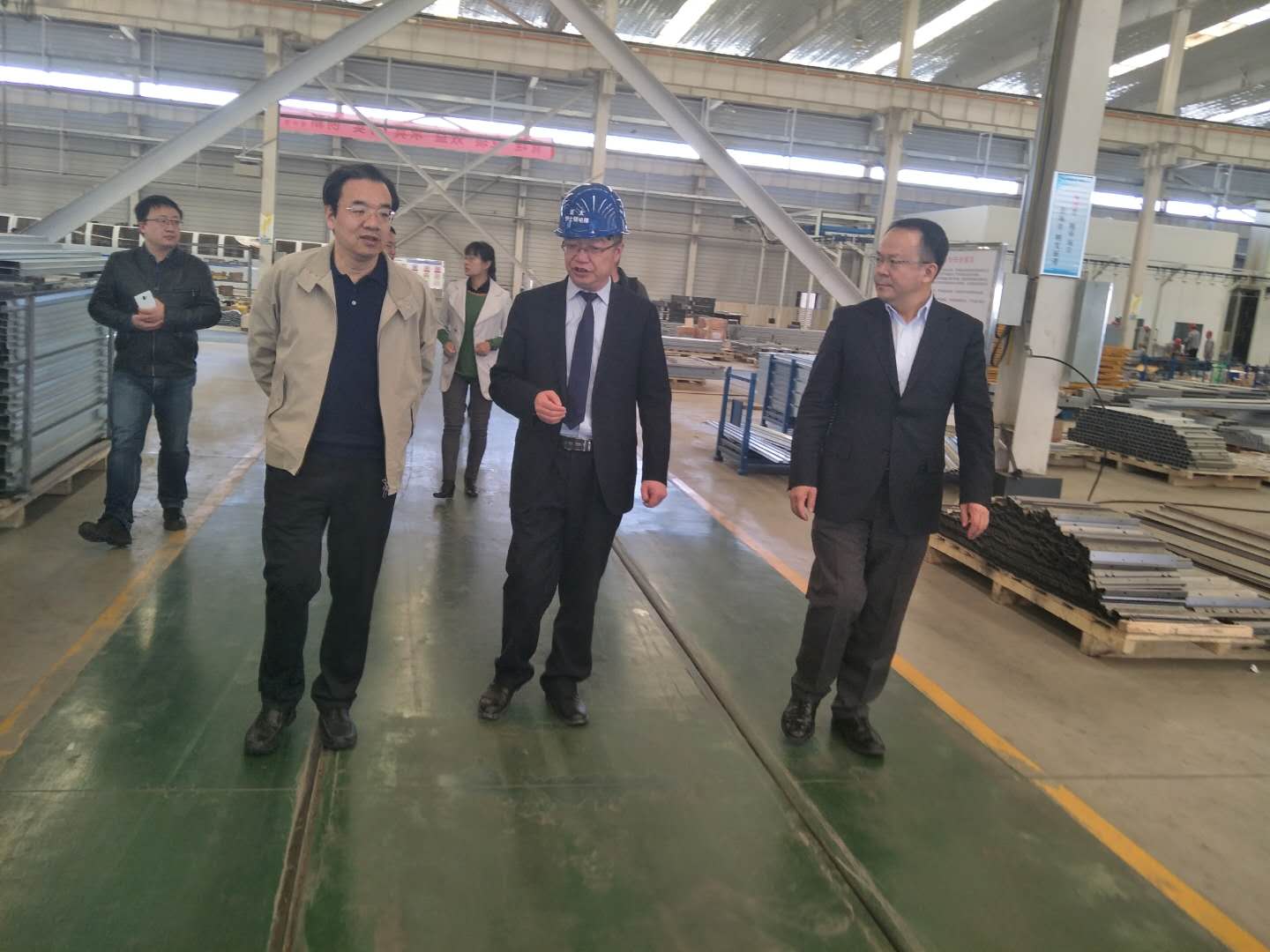 財政部駐甘專員辦事處黨組書記楊瑞金，蘭州市副市長牛向東一行參觀考察蘭州新區(qū)亞太伊士頓電梯廠