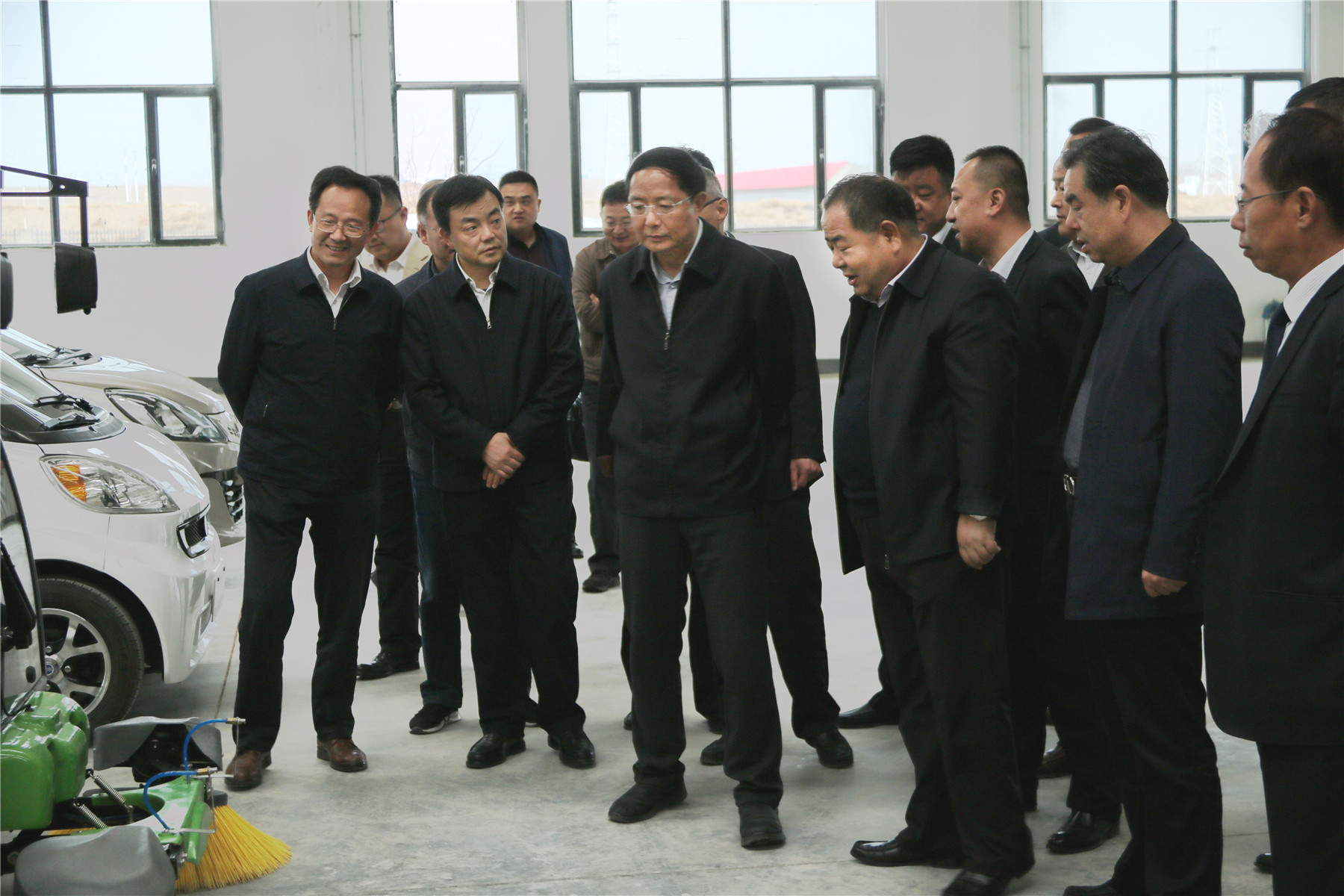 甘肅省政協(xié)主席、黨組書記歐陽堅一行蒞臨蘭州新區(qū)“亞太伊士頓電梯”廠、 “亞太新能源汽車”廠參觀考察！